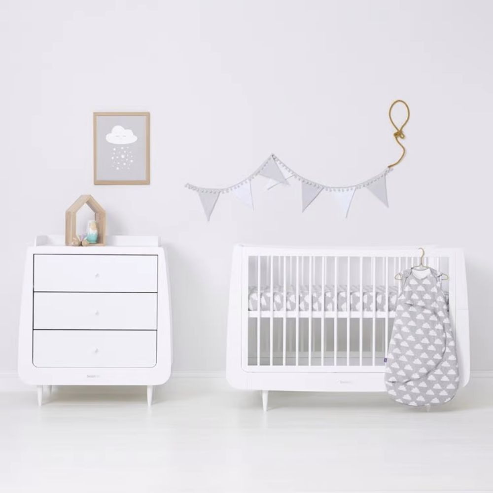 Monochrome cot 2024 bed bedding